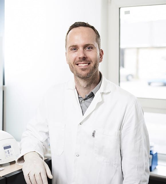 Portrait of Jonas Lindgreen in a mould testing laboratory